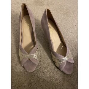 NWOB SEYCHELLES PENNANT PEEP TOE‎ PUMP TAUPE/PLATINUM SIZE 8.5